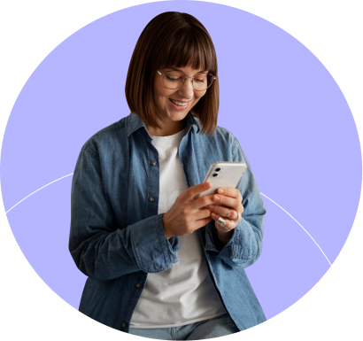 Clienta mirando las reseñas de SpaceGuru en su móvil